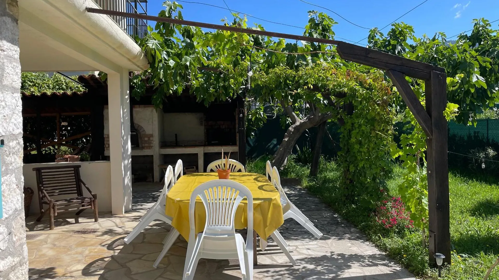 Bas De Villa Avec Acces Piscine Pres De Nice Cannes Monaco Carros France